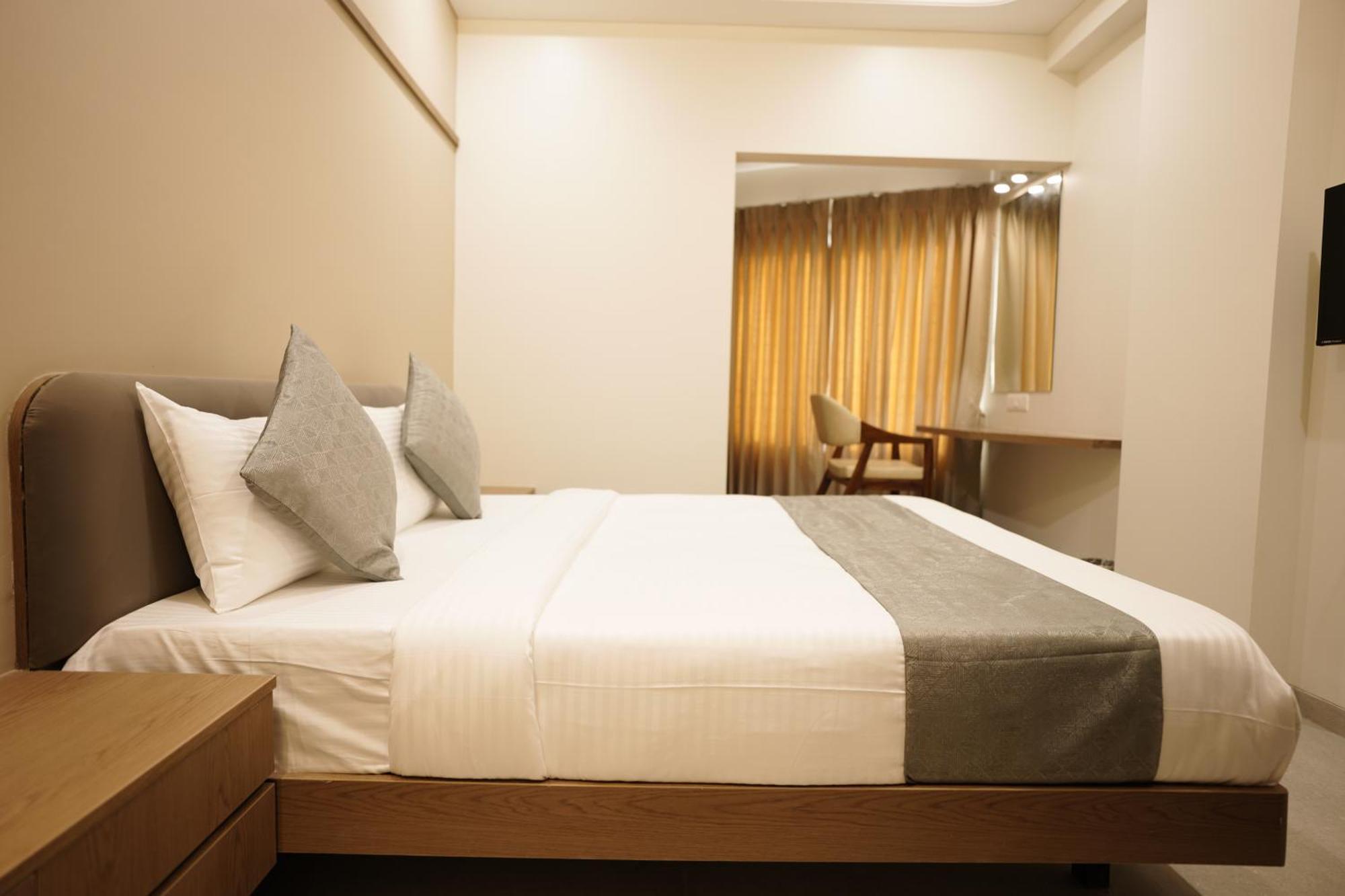 A Square Executive Hotel Аурангабад Экстерьер фото